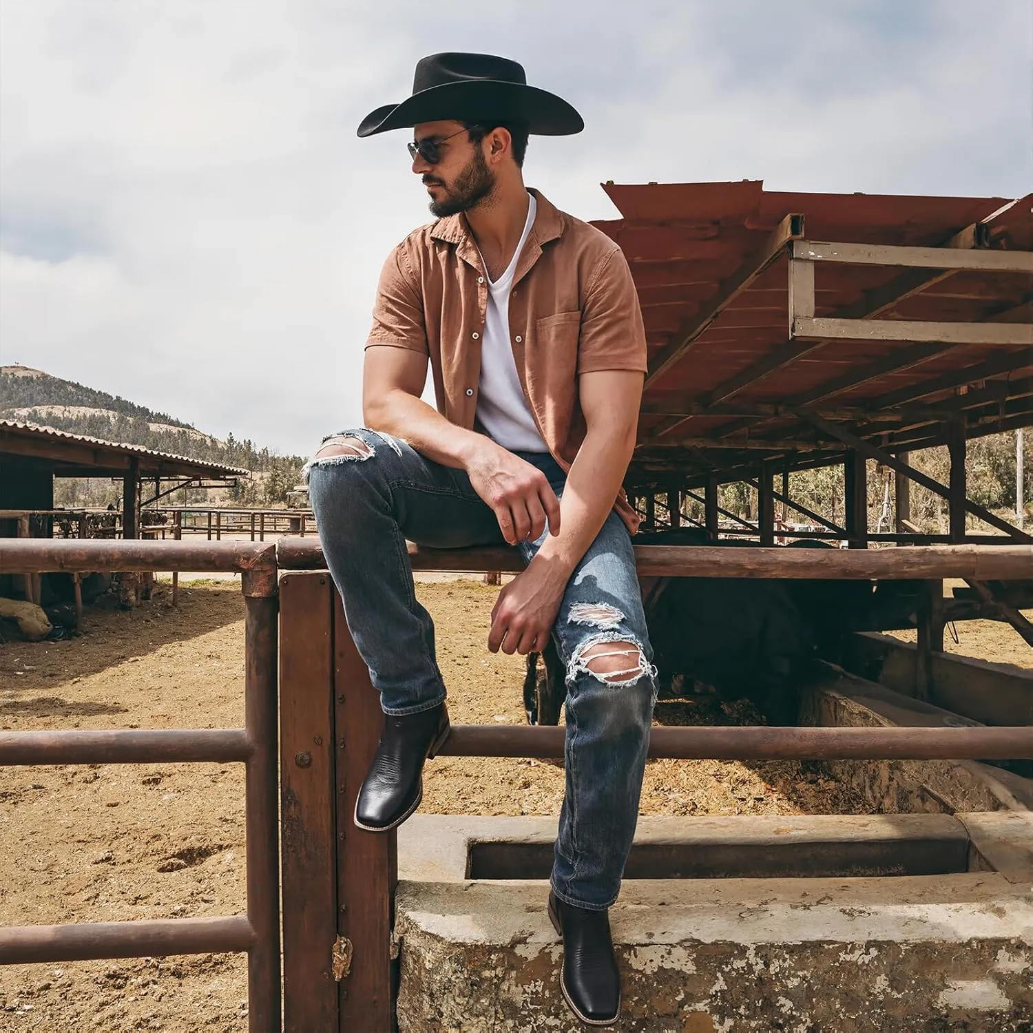 Cowboy Boots For Men with Wide Square Toe Western Retro Boot Durable Classic Fashionable Embroidered Country Pull On Slip Resistant Boots