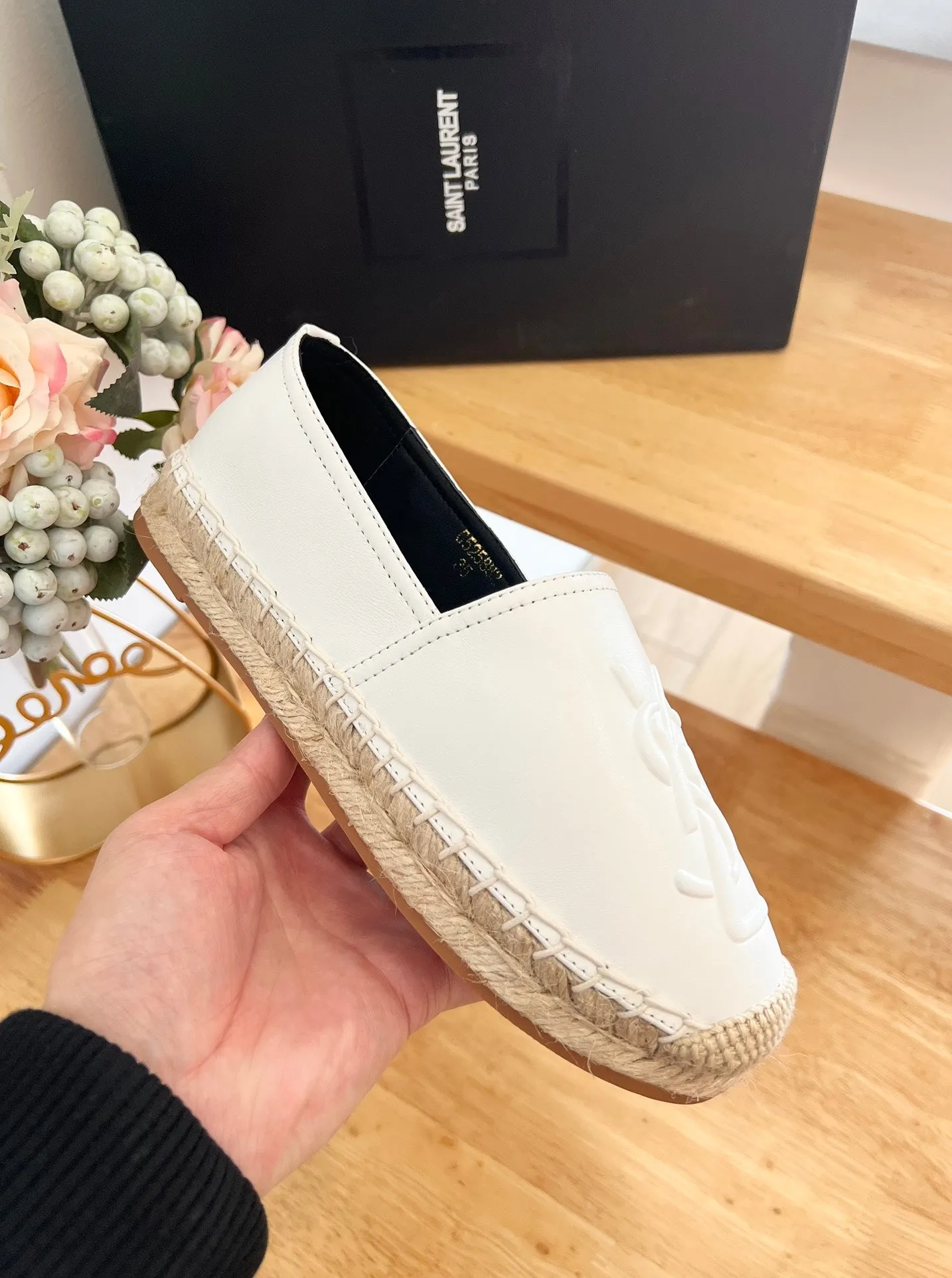 SLIP YVES Thanksgiving sale CALFSKIN Saint Effortless SL LOGO EMBOSSED WHITE AND ON Laurent BLACK