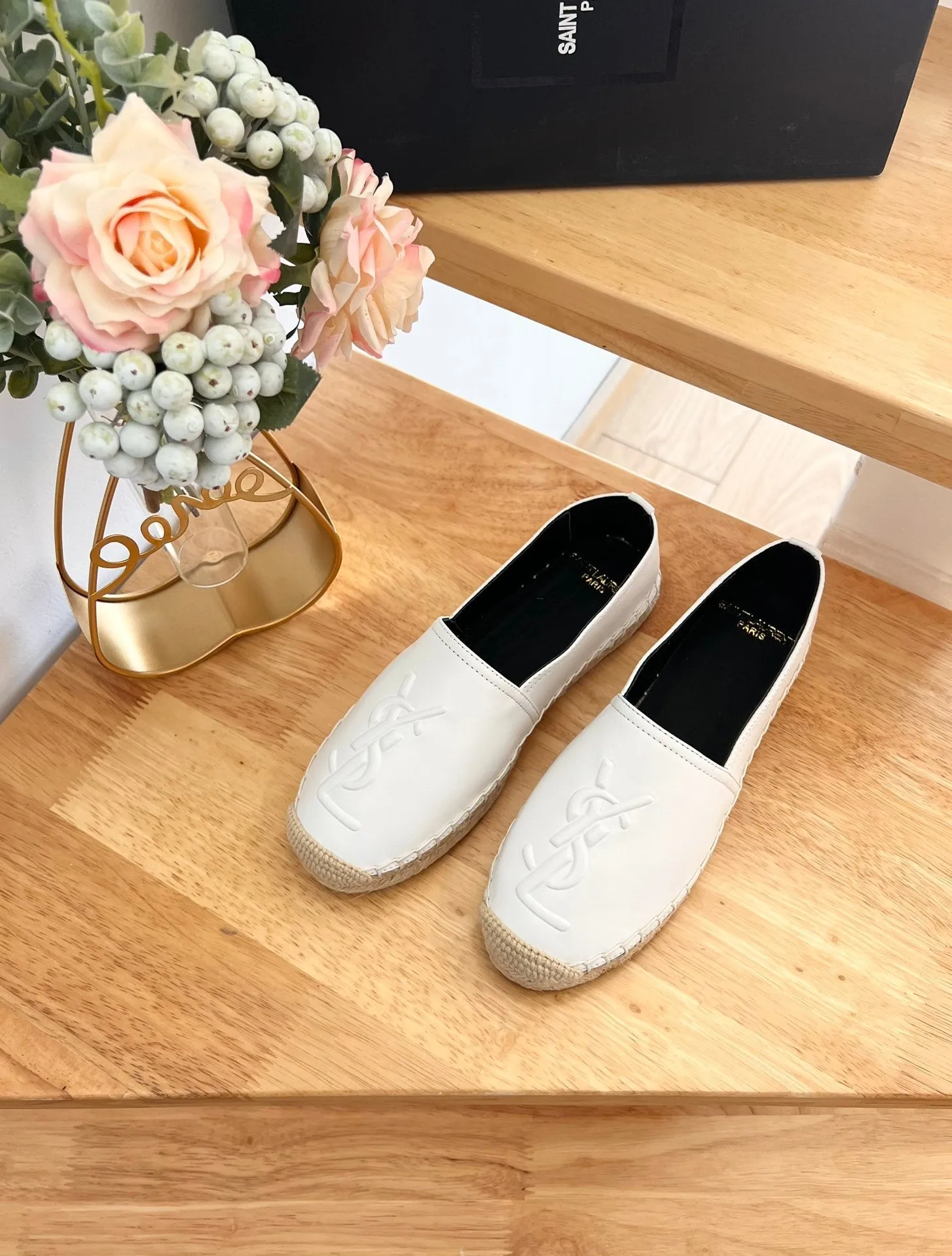 SLIP YVES Thanksgiving sale CALFSKIN Saint Effortless SL LOGO EMBOSSED WHITE AND ON Laurent BLACK