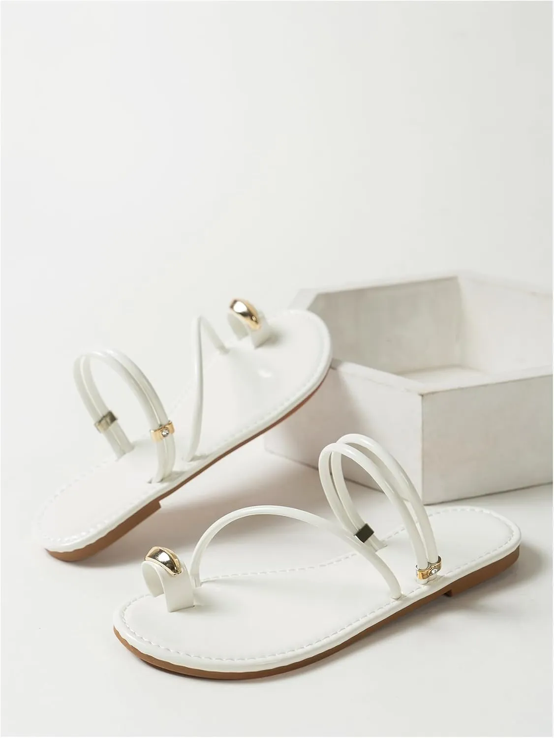Verdusa Women's Metallic Open Toe Ring Sandals Summer Strappy Flat Sandals