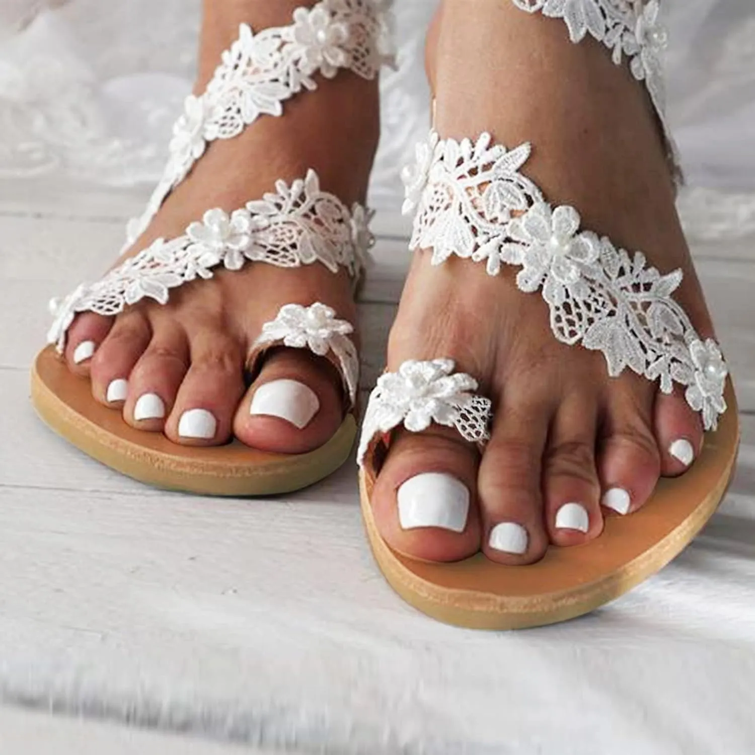 Women's White Flowers Lace Sandals Flat Clip Toe Boho Pearls & Floral Wedding Sandals for Bride Comfy Dress Toe Ring Roman Sandals